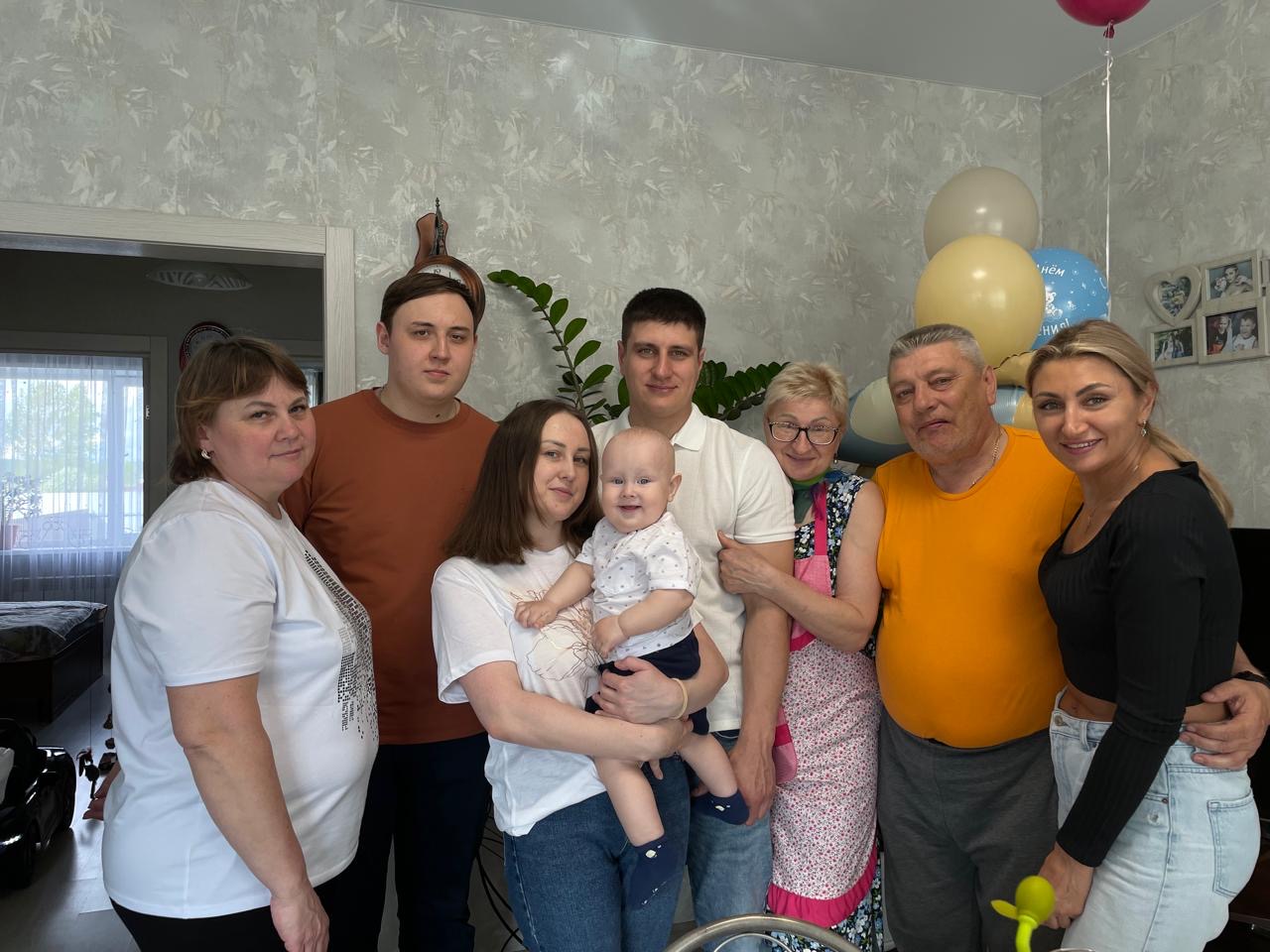 Большая семья собралась на празднике